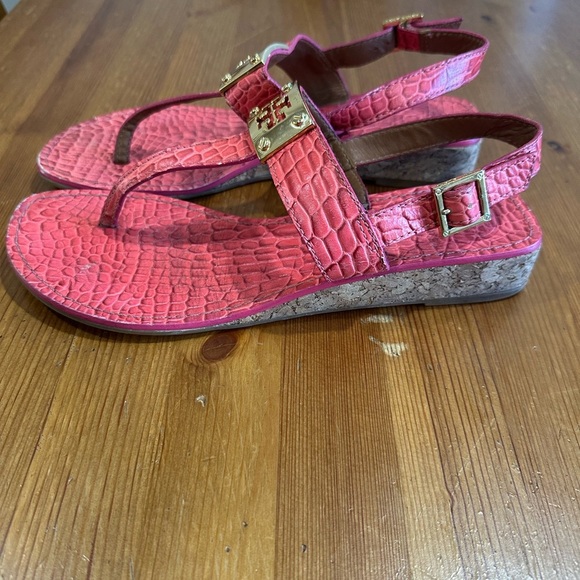 Tory Burch Pink and Brown Croc-Embossed sándals - Picture 7 of 12